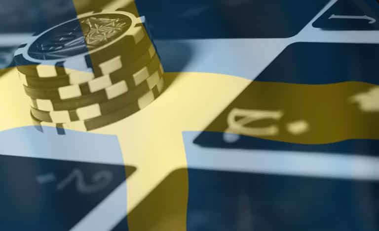 Kasinochips och spelkort mot den svenska flaggan